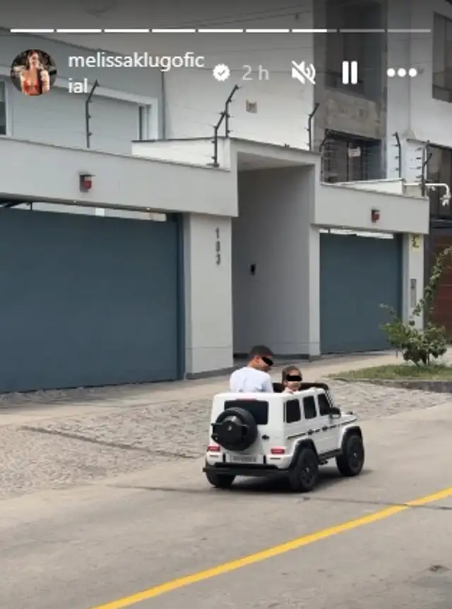 Hijos de Melissa Klug paseando en su mini auto.