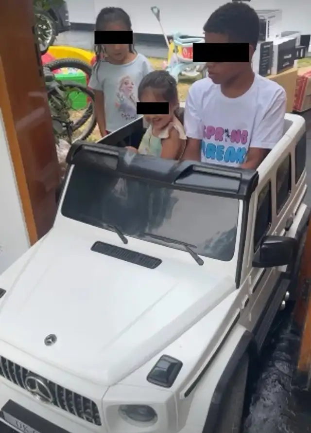 Hijo menor de Jefferson Farfán, Jeremy, en su mini auto.