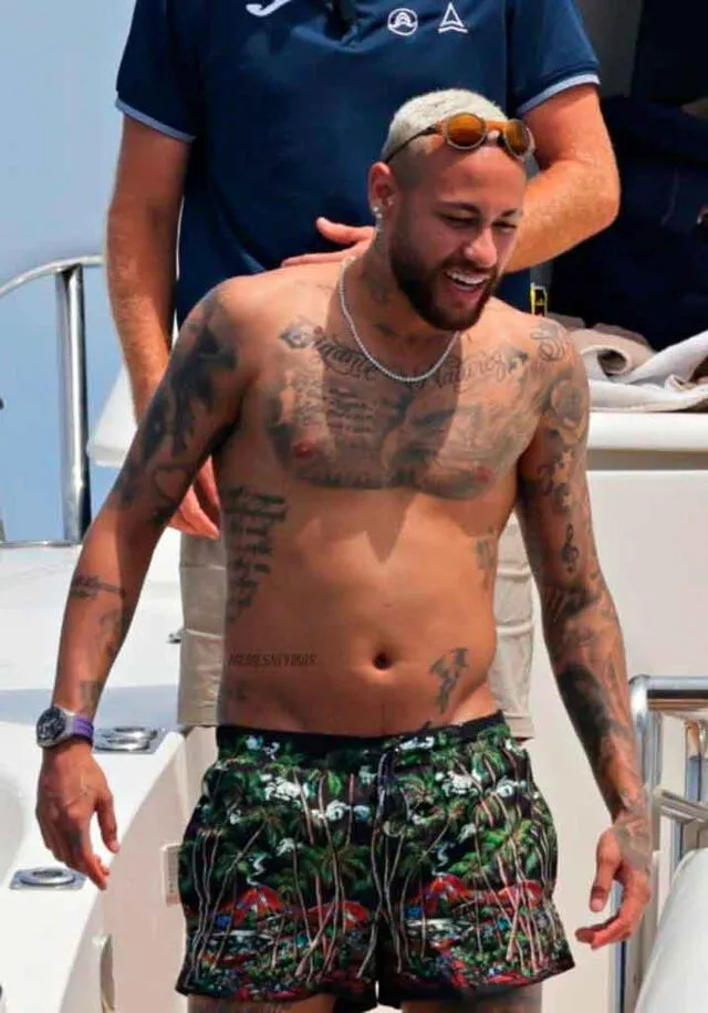 Hinchas preocupados por ver el estómago de Neymar. | Fuente: Twitter.   