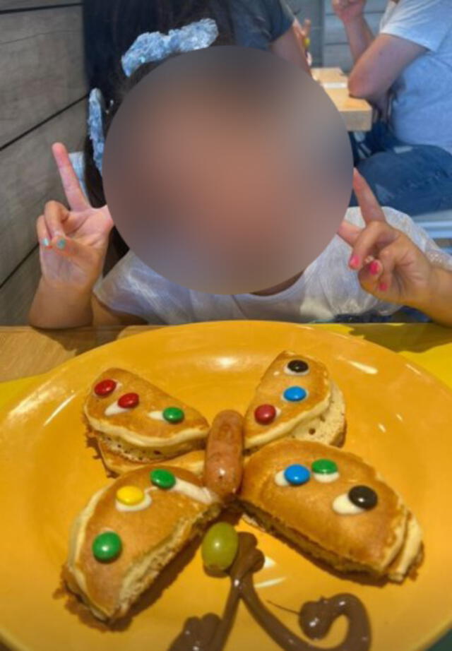 Xianna y su desayuno por el Día del niño.