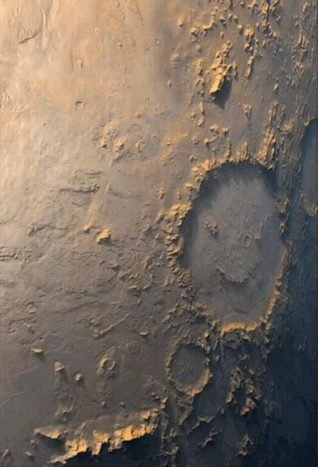  Carita sonriente descubierta por dispositivos de la NASA en Marte. Crédito: FayerWayer.   
