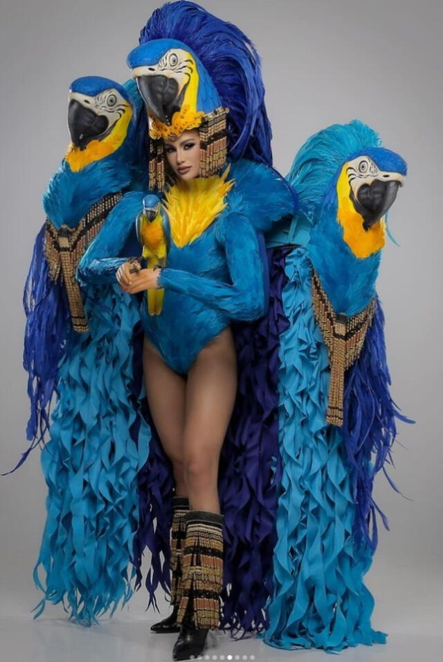 Miss Brasil en su traje típico inspirado en ave originaria.