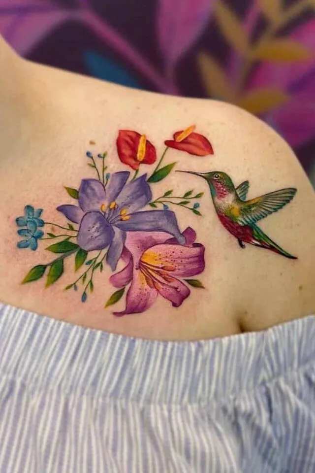 Tatuaje de colibrí con una flor.  