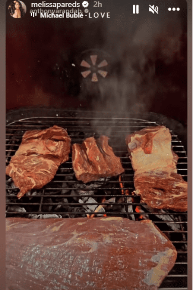 Melissa Paredes y Anthony Aranda comparten asado en la playa tras reconciliación.