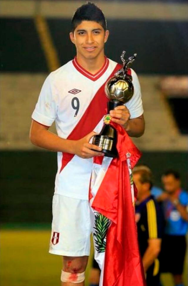 Luis Iberico con el trofeo que ganó con la selección peruana. | FUENTE: Instagram.   