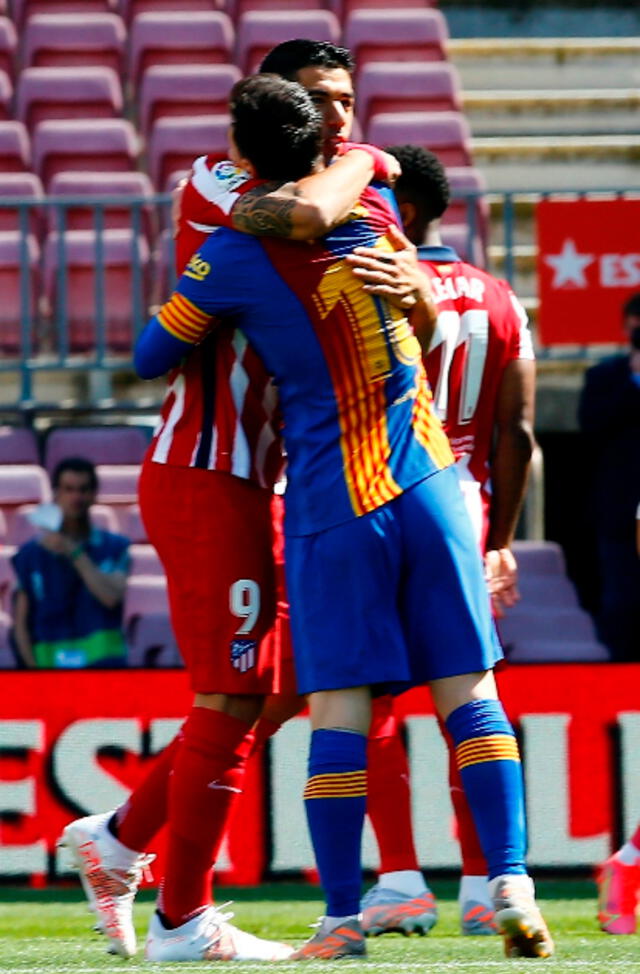 Suárez y Messi se abrazan en el Camp Nou. | FUENTE: Efe.   