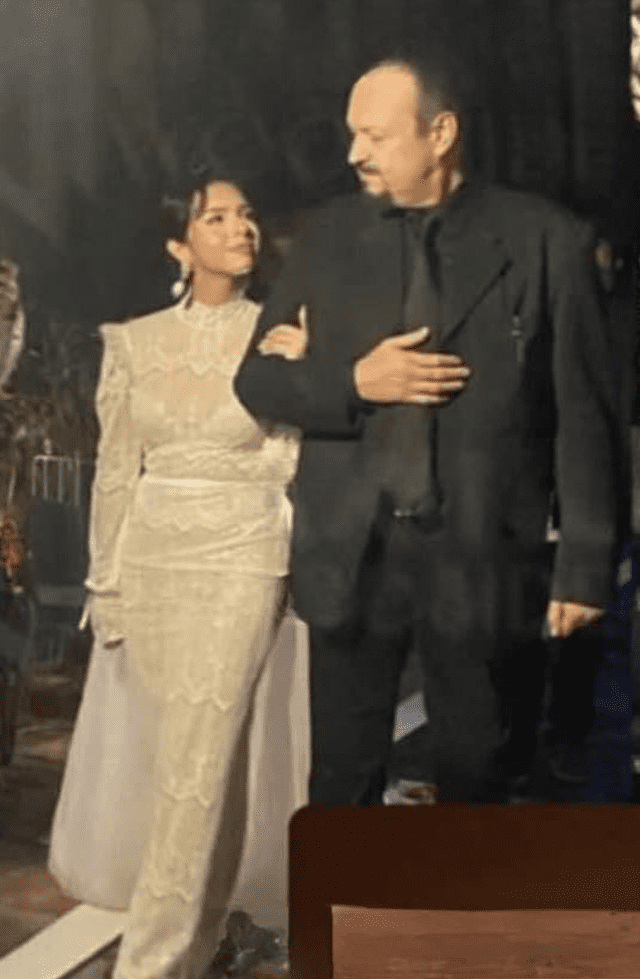 <em> Ángela Aguilar junto a su papá Pepe Aguilar de camino al altar. </em>   