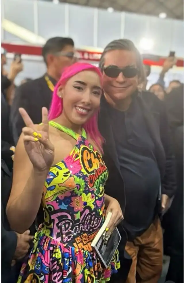 ¡LA SORPRENDIÓ! Jaime Bayly se reencuentra con hija de Tongo y tiene EMOTIVO GESTO: “Toma, mi amor” ¡LA SORPRENDIÓ! Jaime Bayly se reencuentra con hija de Tongo y tiene EMOTIVO GESTO: “Toma, mi amor”