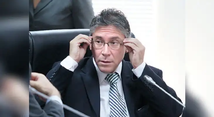 Ex ministro en problemas.