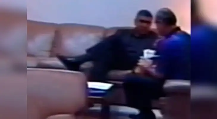 Alberto Kouri ve como el ex asesor cuenta dinero para entregárselo.