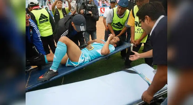 Arroé es retirado de la cancha en camilla. Arroé es retirado de la cancha en camilla.