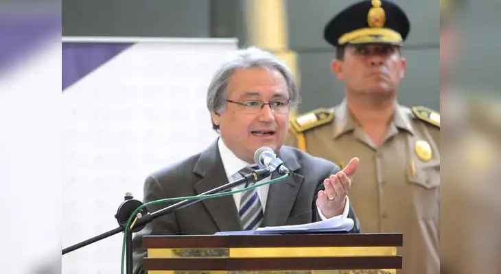 Ministro del Interior se pronunció sobre polémico tema y defendió uso de armas por parte de PNP y FF.AA.