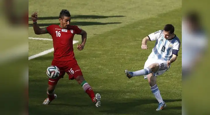Lionel Messi anotando el gol del triunfo ante Irán. Lionel Messi anotando el gol del triunfo ante Irán.