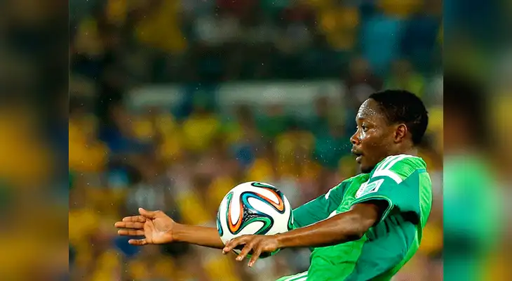 Ahmed Musa detiene un balón en el duro partido contra Bosnia Herzegovina. Ahmed Musa detiene un balón en el duro partido contra Bosnia Herzegovina.
