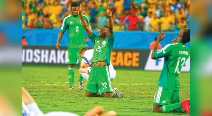 La reacción de los nigerianos al final del partido es una plegaria a Dios por el triunfo ante los bosnios. La reacción de los nigerianos al final del partido es una plegaria a Dios por el triunfo ante los bosnios.