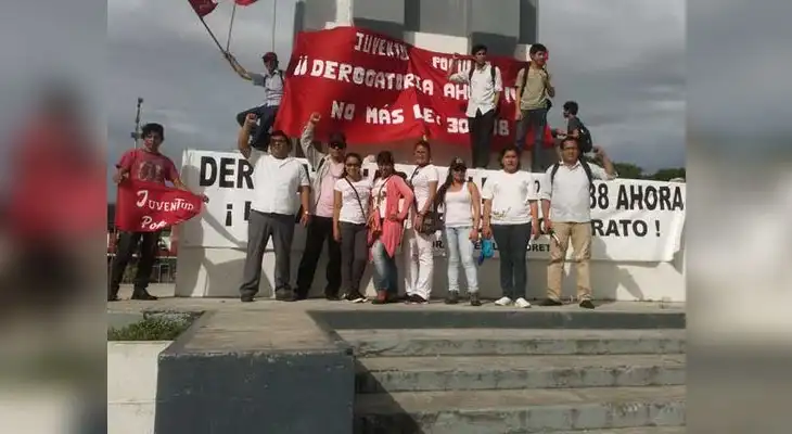 Llegaron para festejar en plaza de armas de diferentes ciudades y se dieron un duchazo. Llegaron para festejar en plaza de armas de diferentes ciudades y se dieron un duchazo.