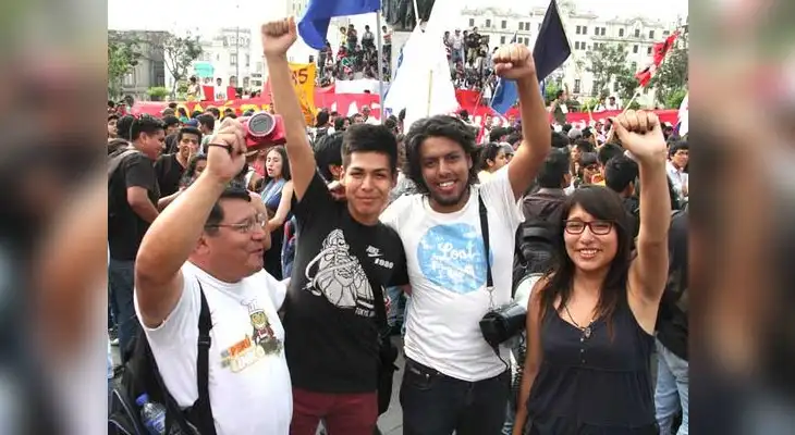 Jóvenes se congregaron en plaza san martín, donde dieron rienda suelta a la algarabía. Jóvenes se congregaron en plaza san martín, donde dieron rienda suelta a la algarabía.
