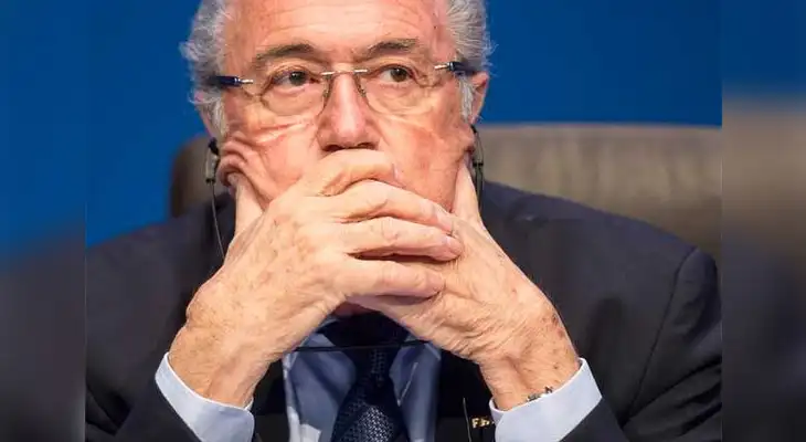 Joseph Blatter se va de la FIFA. Tardó mucho en tomar la decisión.