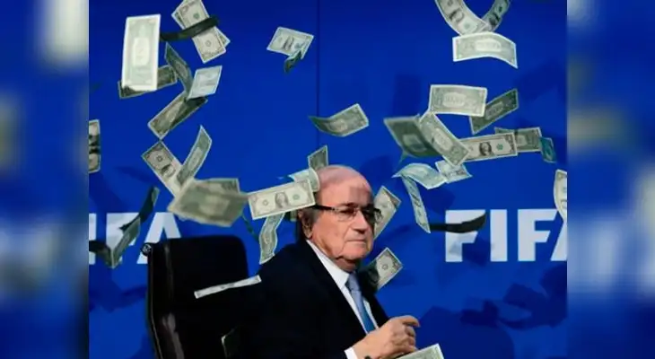 Blatter solo optó por retirarse para luego dar a conocer su molestia por lo ocurrido