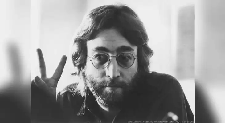 John Lennon y su señal de paz y amor. John Lennon y su señal de paz y amor.