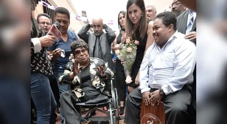 Reconocida cantante criolla recibió merecido homenaje. Reconocida cantante criolla recibió merecido homenaje.
