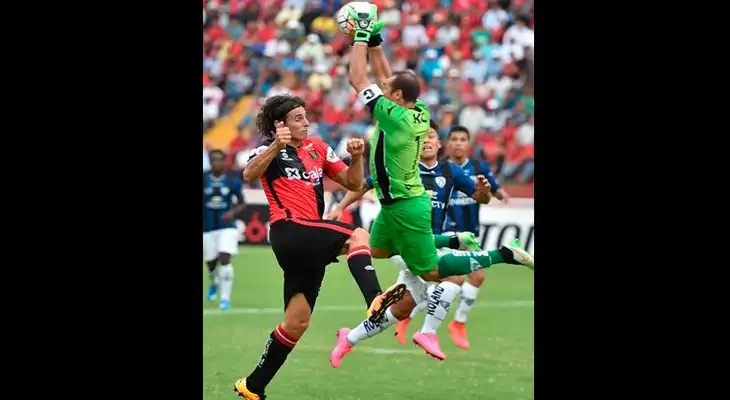Tras choque con arquero del Independiente del Valle estuvo 15 minutos insconciente Tras choque con arquero del Independiente del Valle estuvo 15 minutos insconciente