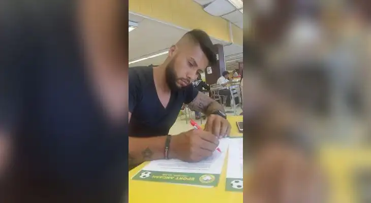 Momento de la firma de Castellanos Momento de la firma de Castellanos