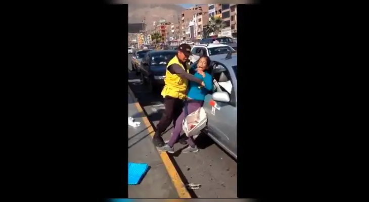 Vendedora fue retenida por agente hasta que su mercadería terminó en el suelo. Vendedora fue retenida por agente hasta que su mercadería terminó en el suelo.