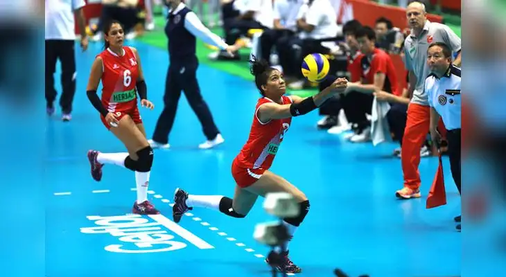Carla Rueda da una salva espectacular. FOT0: Federación Internacional de Voleibol Carla Rueda da una salva espectacular. FOT0: Federación Internacional de Voleibol