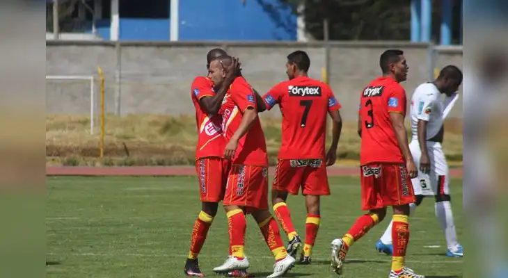 Festejo con Meza Cuadra por su gol marcado