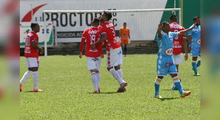 Chiroque levanta los brazos y reclama a sus compañeros por gol del Comercio