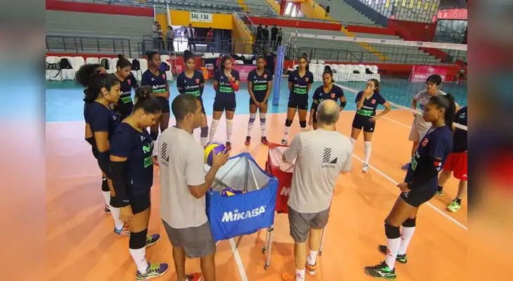 Dialogo del técnico Marisciulo con sus pupilas. FOTO: FPV Dialogo del técnico Marisciulo con sus pupilas. FOTO: FPV