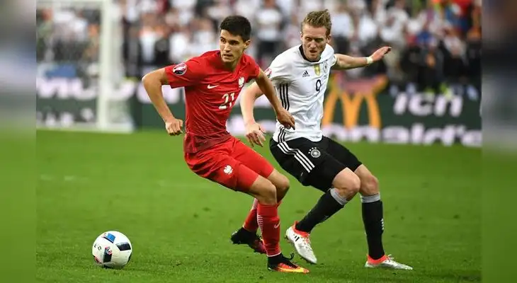 Kapustka lucha el balón con Schuerrle. FOTO: EFE Kapustka lucha el balón con Schuerrle. FOTO: EFE