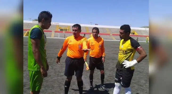 El juez Navarro Lozada en el momento de sorteo con los capitanes de ambos cuadros El juez Navarro Lozada en el momento de sorteo con los capitanes de ambos cuadros