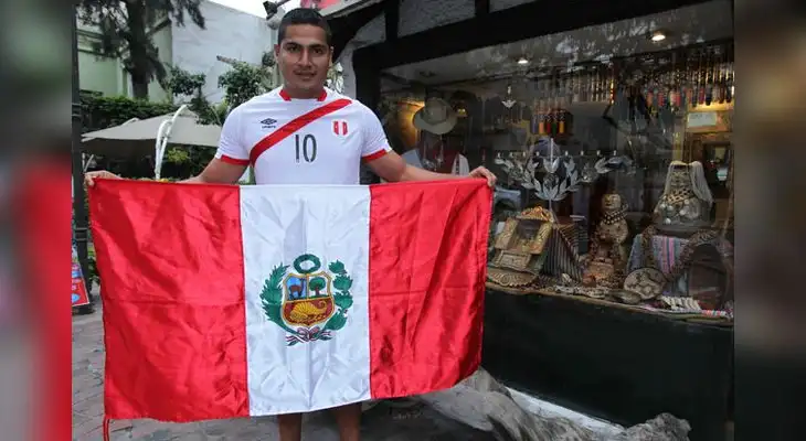 Orgulloso Mayora posa con la bandera bicolor
