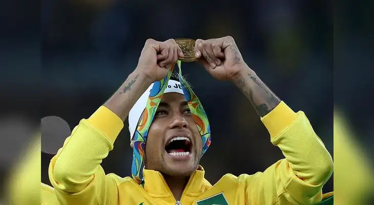 Neymar enseña la medalla de oro Neymar enseña la medalla de oro
