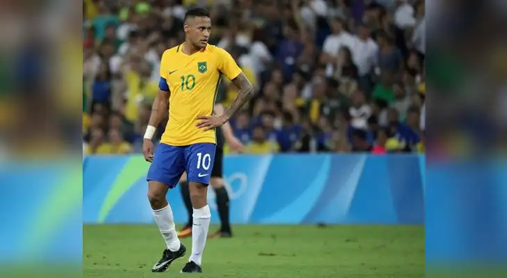 Neymar dejó el brazalete de capitán Neymar dejó el brazalete de capitán