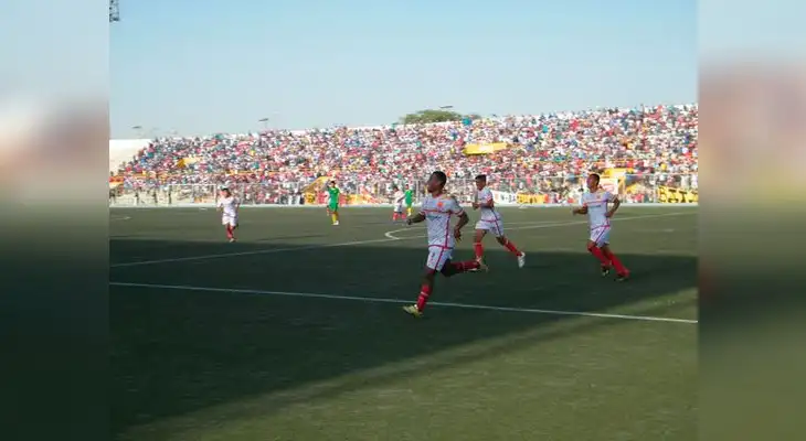 Sauñe del Grau corre como loco para celebrar su gol. Sauñe del Grau corre como loco para celebrar su gol.