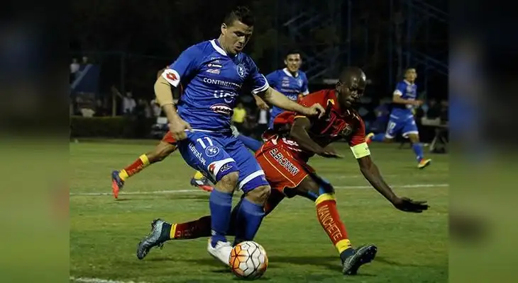 Annier defensa y capitán del Huancayo espera ganarle duelo al ataque paraguayo. 