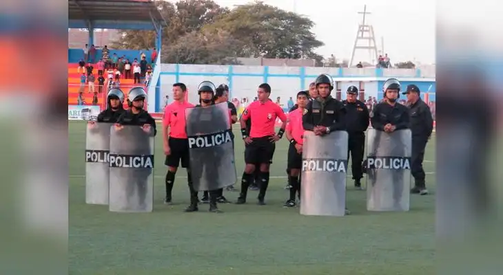Luis Seminario pasó una mala tarde e hinchas sechuras quisieron agredirlo. 