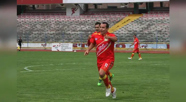 Festejo por su gol, el pirmero del Huancayo en la goleada 3-0 a la San Martín