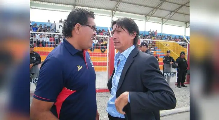 Miguel Miranda y el saludo con el técnico del Vallejo, Ángel Comizzo