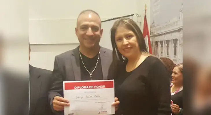 Cantante con la congresista Yenni Vilcatoma