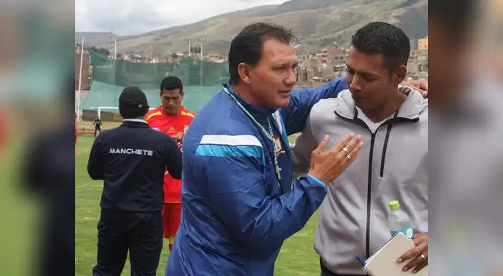 Carlos Leeb, DT Ayacucho se saluda con el asistente técnico del Huancayo