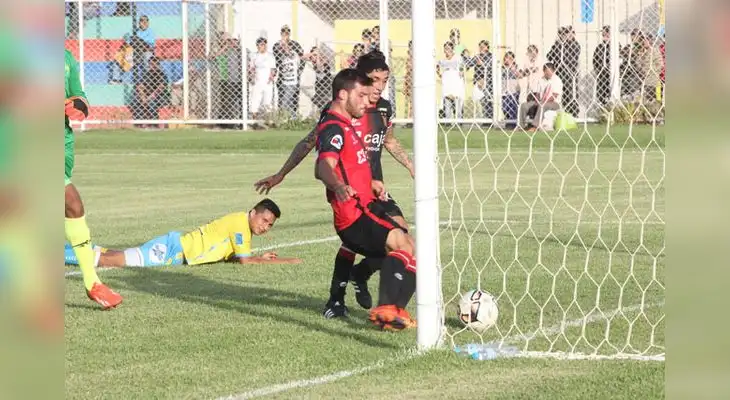 El argentino Bernardo Cuesta anota el tercer gol de los mistianos