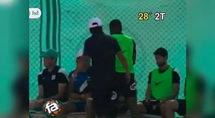 La poca oportunidad que tiene el colombiano le hizo reaccionar mal con su técnico