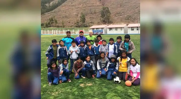 Teddy Cardama junto a su comando técnico felices con la visita de los niños de Pucyura Teddy Cardama junto a su comando técnico felices con la visita de los niños de Pucyura
