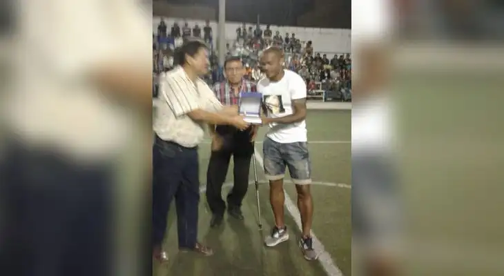 Wilmer Aguirre es premiado en su ciudad natal Pisco. FOTO: Fidel Valenzuela