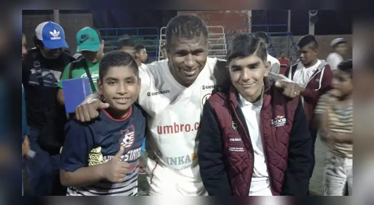 José "Tierra" Mendoza fue asediado por los hinchas en Pisco