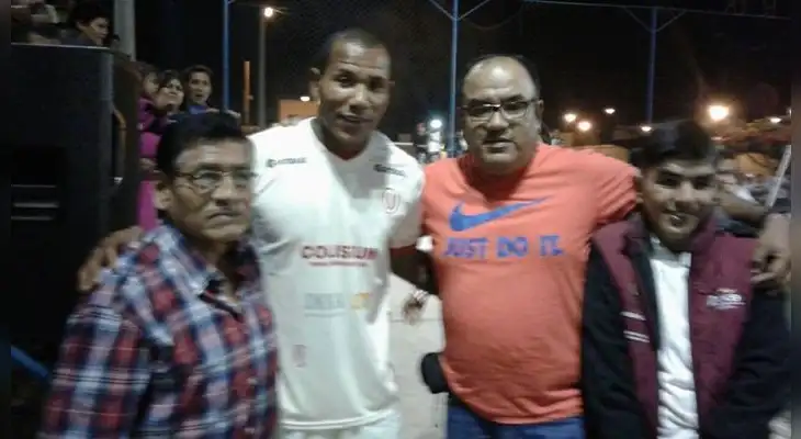 Jhon Galliquio junto su formador Fidel Valenzuela Vera (primero izquierda)
